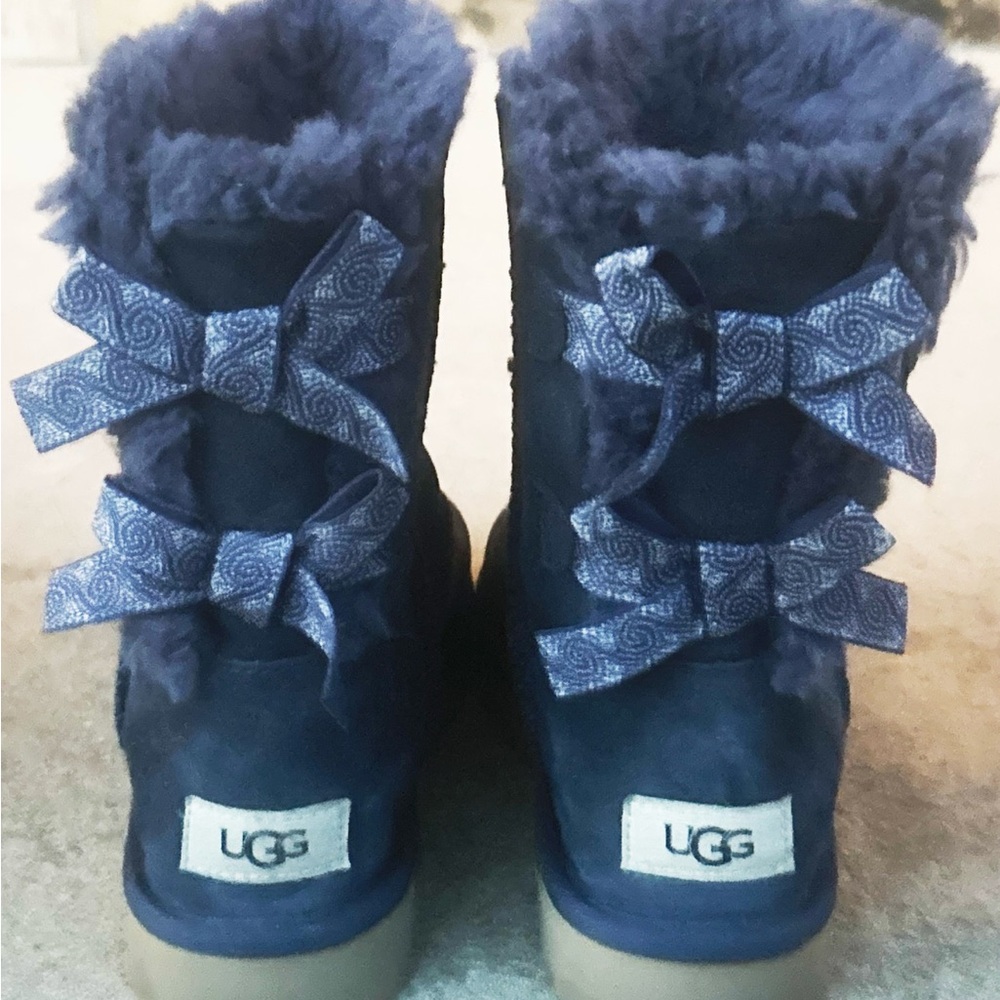 Navy Bailey Bow Ugg Boos Size 6 EUC WORE ONCE!